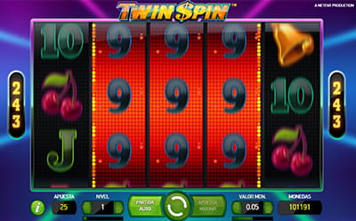 Panel de juego de Twin Spin con la función Twin Reel activada, se ven los 3 idénticos tambores centrales con tres 10 en la fila central y cerezas en los extremos