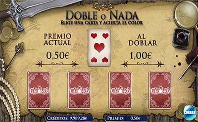 Juego de bonificación llamado Doble o Nada, representado mediante una carta central, 5 de corazones en este caso, y cuatro cartas ocultas.